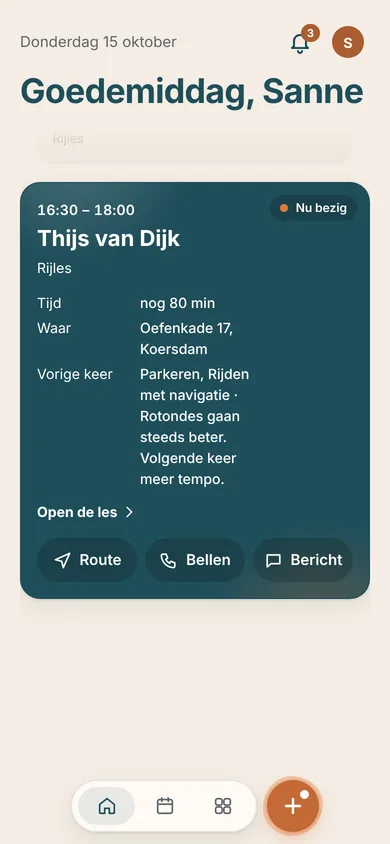 Het scherm Vandaag van Rijschool Koers op een telefoon, met de les van nu in het midden.